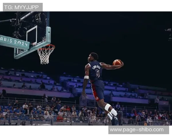 爱德华兹表现稳定半场10投5中贡献12分2篮板罚球命中率待提高