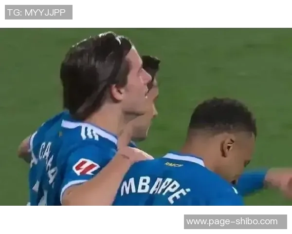 瓦伦西亚主场球迷齐声辱骂姆巴佩并试图攻击皇马球迷引发关注